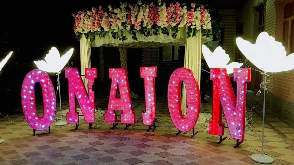 Sonya va Bono oshxonada sikishmoqda