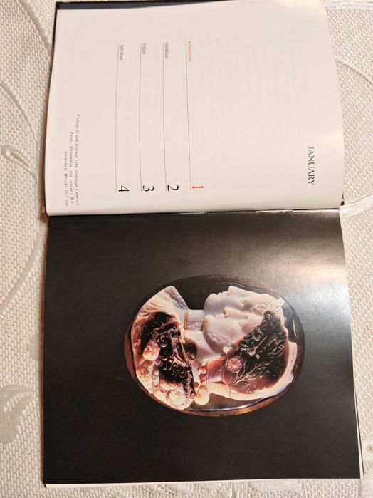 Руска Книга Календар Съкровища  на Ермитажа 1984 г.- Английски Език.