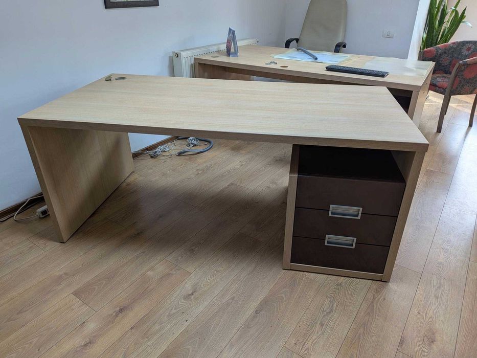 Birou executiv cu sertare incluse