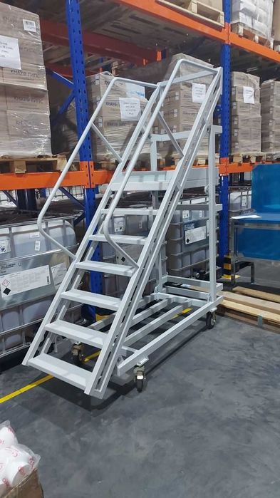 Лестницы, мобильные башни, трапы на колесах