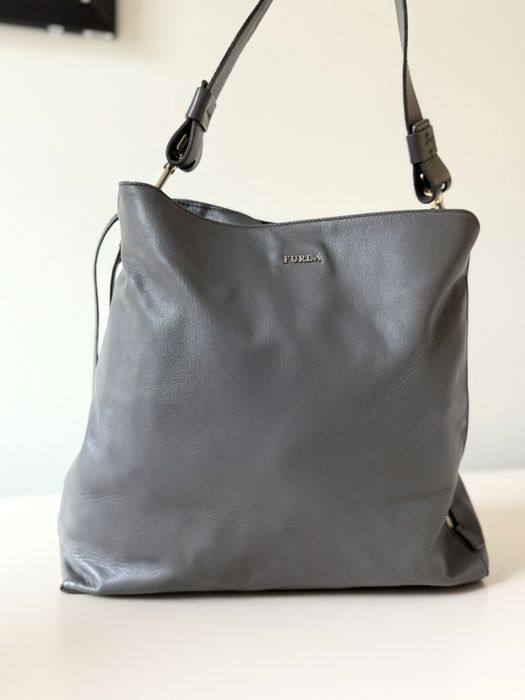 Стилна и практична дамска чанта Furla
