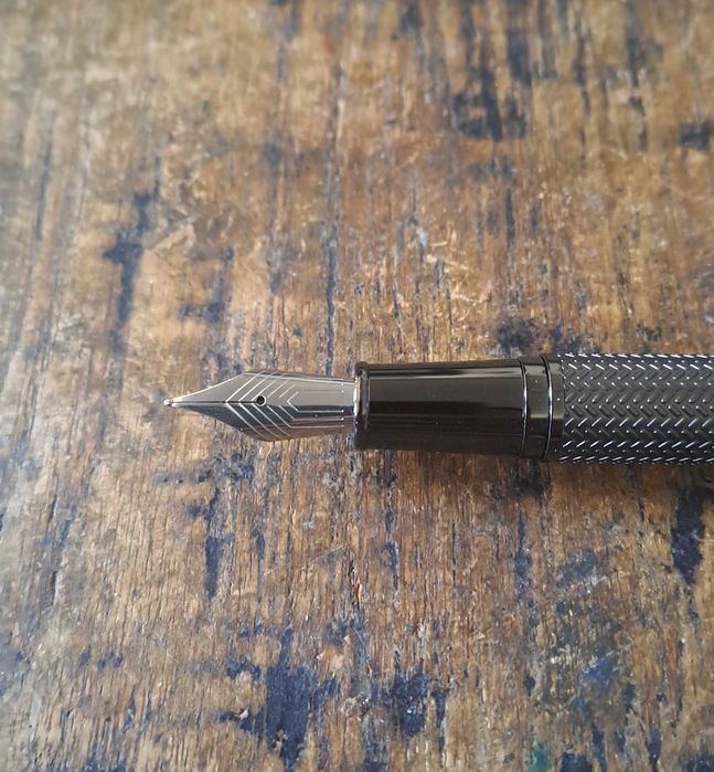 писалка HUGO BOSS Gun метал с модернизирани шарки на рибена кост