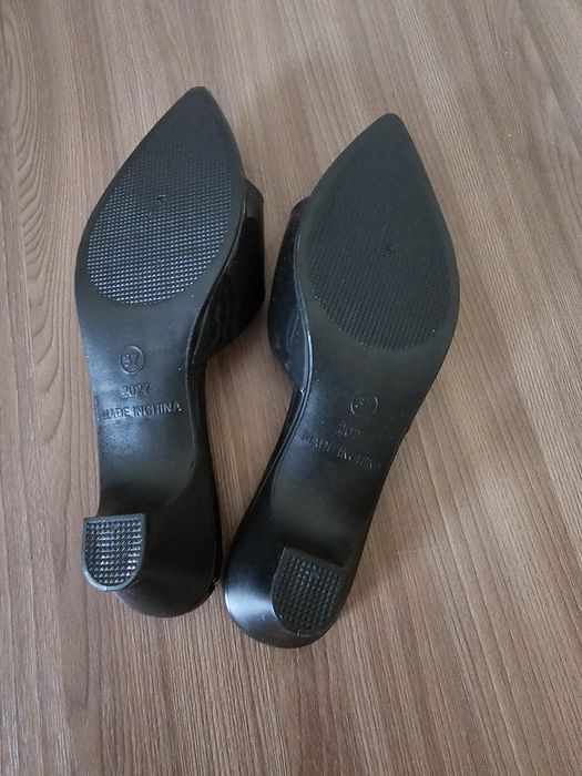 Продам шлепки босоножки