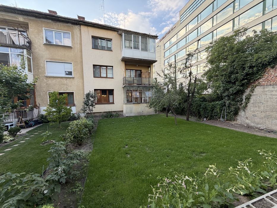 Apartament ultracentral cu curte si garaj