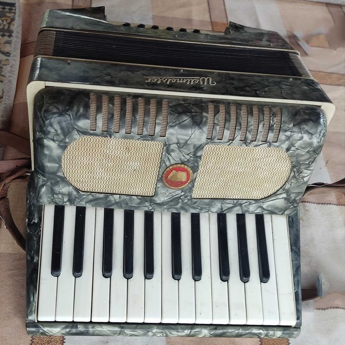 Винтидж акордеон Weltmeister, Германия. 12 баса. Работещ