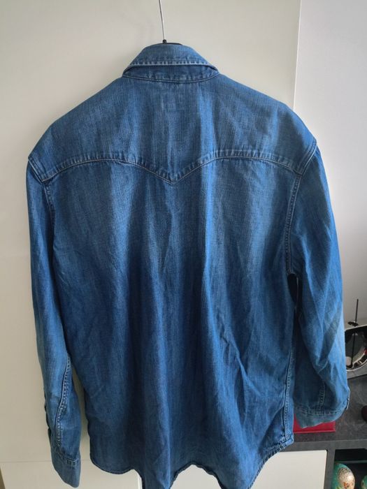 Vând cămașă de blugi Levi's, produs de calitate superioara mărimea XL.