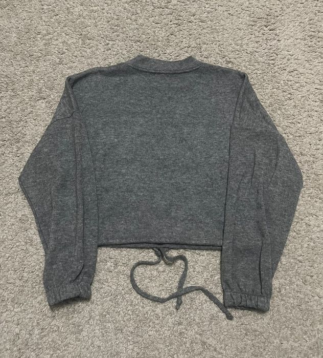 Bluză gri cu maneci lungi și buzunar frontal