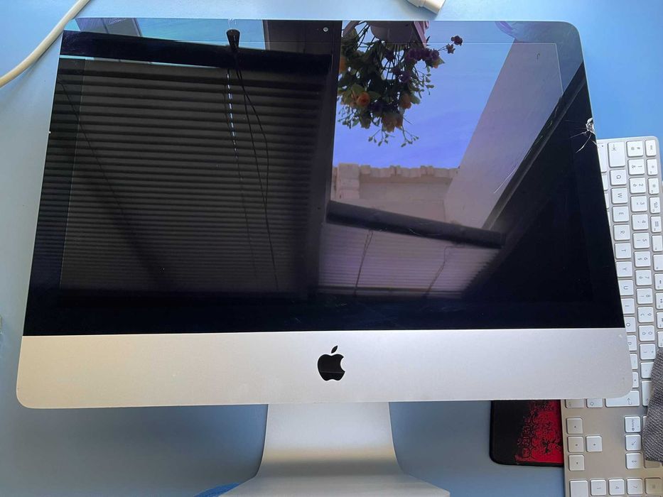 All-in-One Apple iMac 21.5" Full HD (Late 2015), Core i5-5250U, 8GB RAM, HDD 1TB, Tastatură Apple Cadou