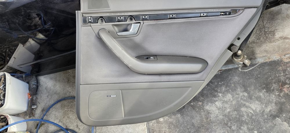Салон за ауди а4 б6 предни седалки audi a4 b6  лява дясна седалка кори на врати bose  централна конзола с подлакътник