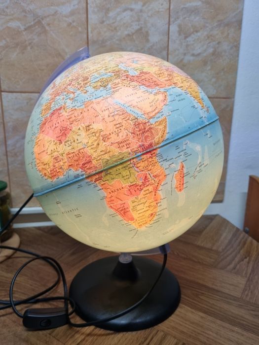 Glob pamantesc luminat