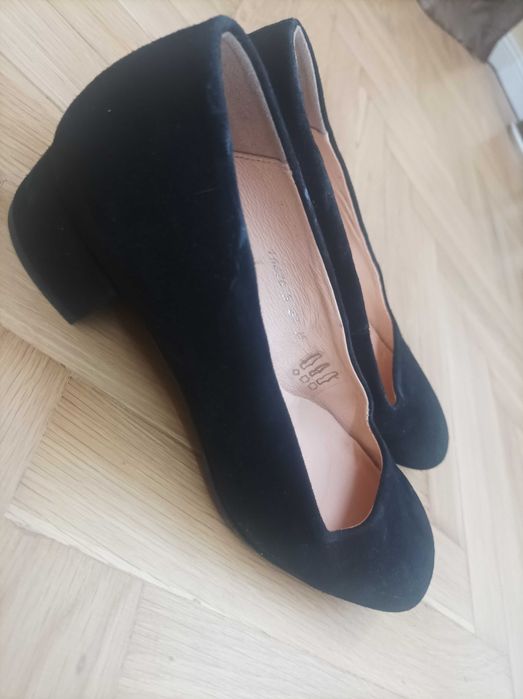 Изискани италиански обувки от естествен велур