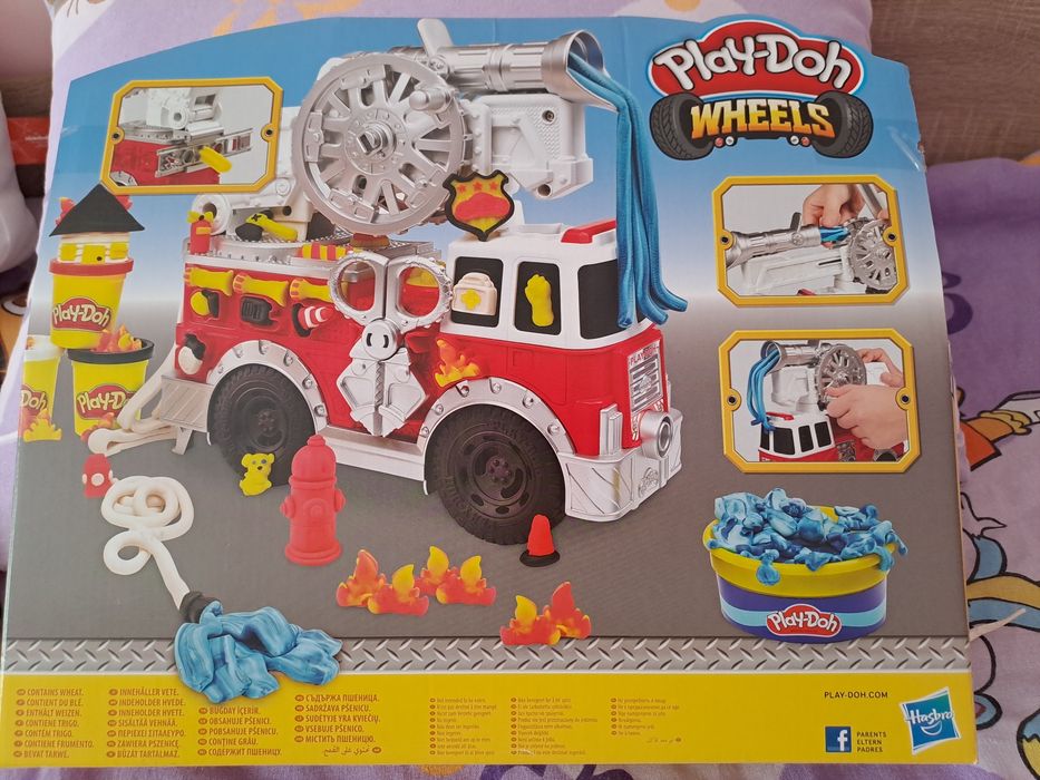 Play Doh  Пожарна станция и Пожарен камион.Обща цена 27 €