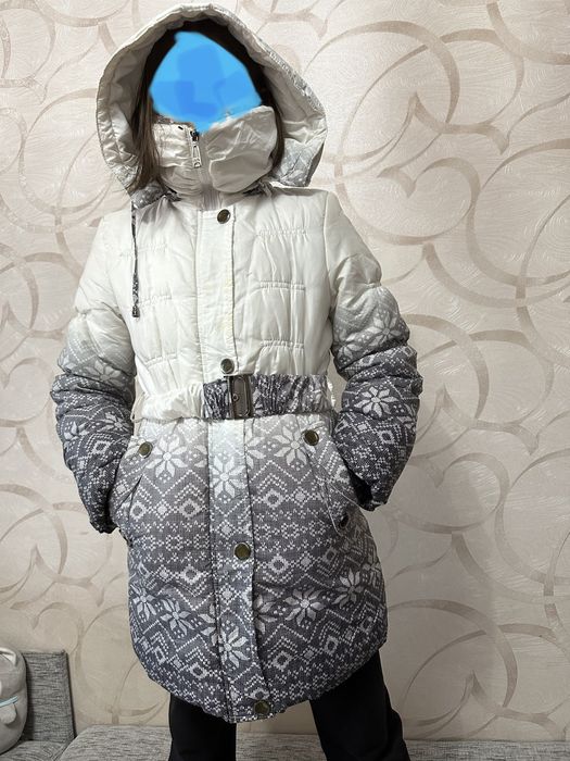 Продам куртку теплую на девочку 8-10 лет.