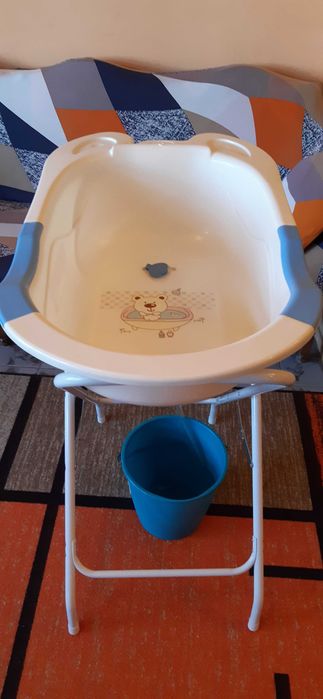 Продавам детска вана за къпане със стойка и помощна подложка