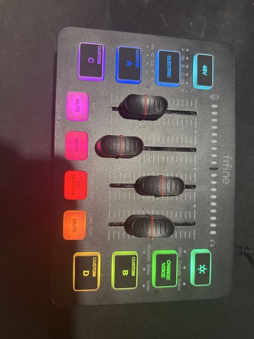 Продам микшер fifine sc3