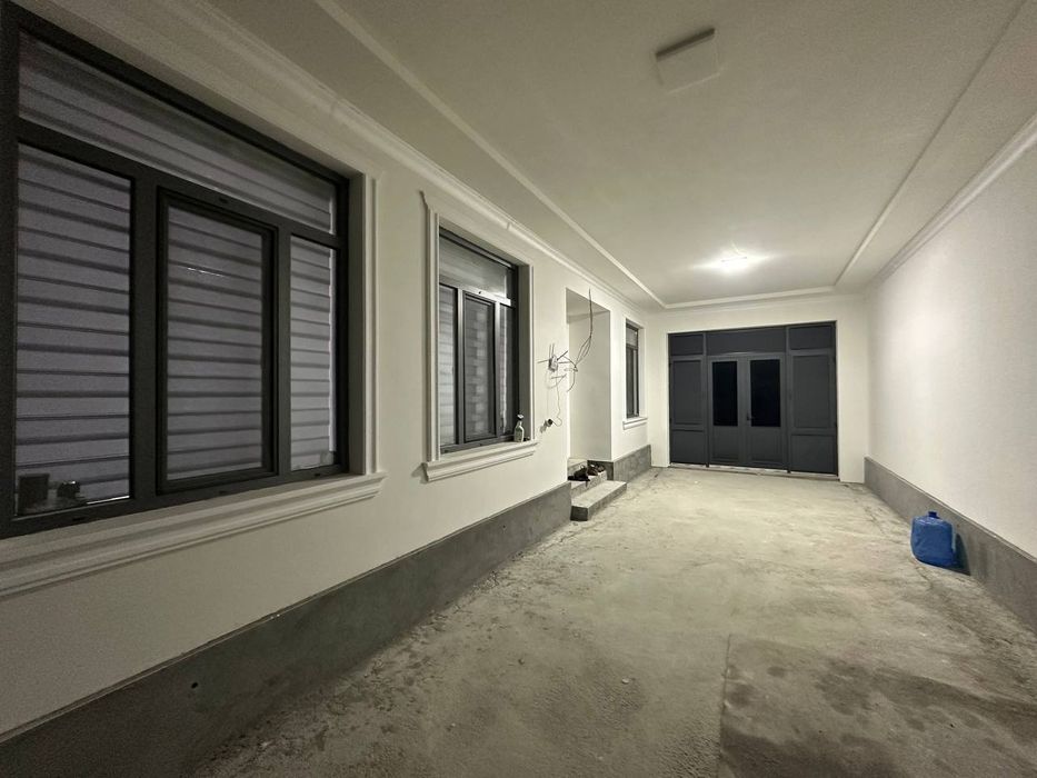 Ховли Кукон аэропорти ёнида жойлашган