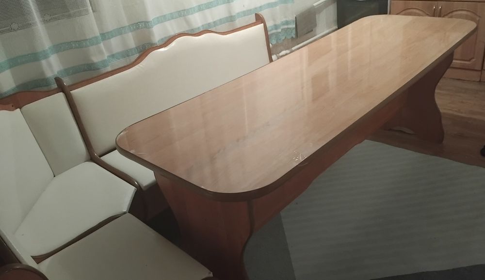 Кухонный стол и уголок