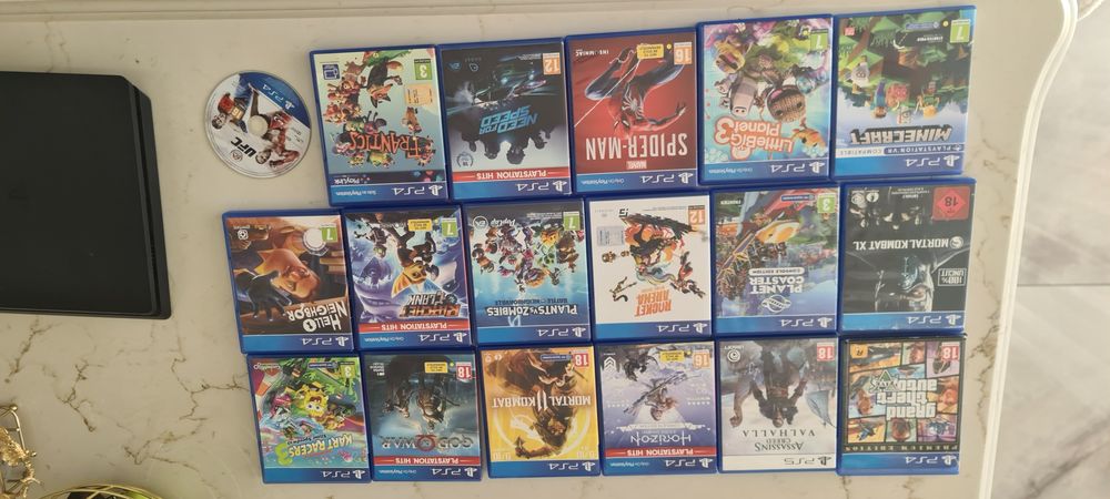 Playstation 4 cu 2 controlere ca si nou
