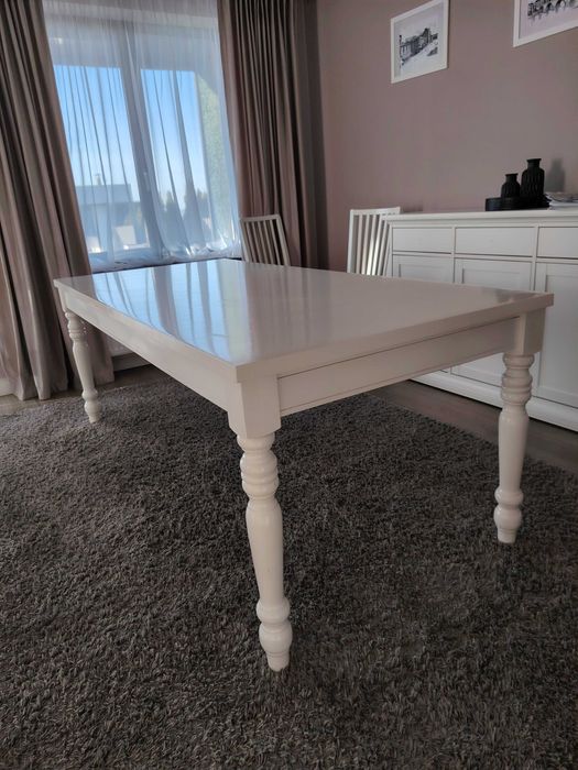 Vand masa de sufragerie 200x90 cm in stare foarte buna