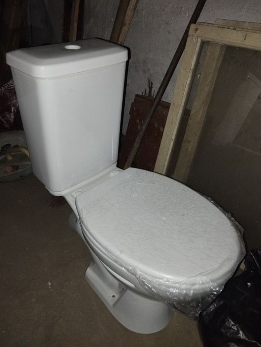 Продам новый унитаз со всеми вещами
