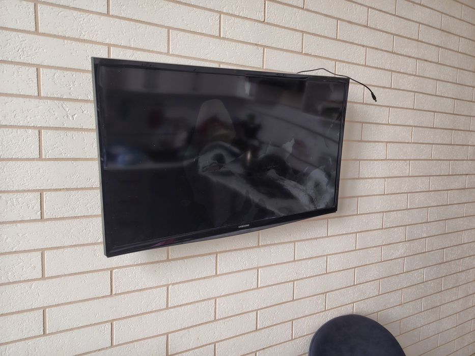 Телевизор на запчать разбитый экран.