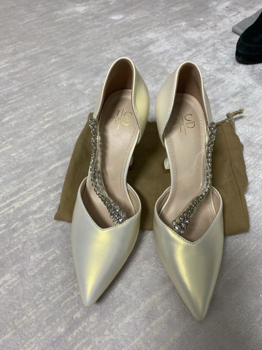 Женская обувь , туфьли .