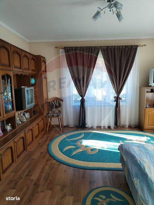 Casă individuală, teren 3275 mp, 6 camere, livadǎ cu pomi fructiferi