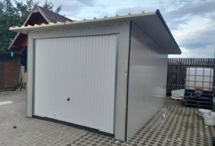 Garaje auto pe structura metalica învelite cu panouri Sandwich