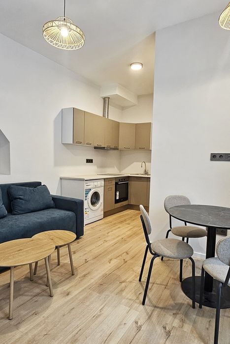 P.F. inchiriez ap. la casa 2 camere Zona Ultracentrala