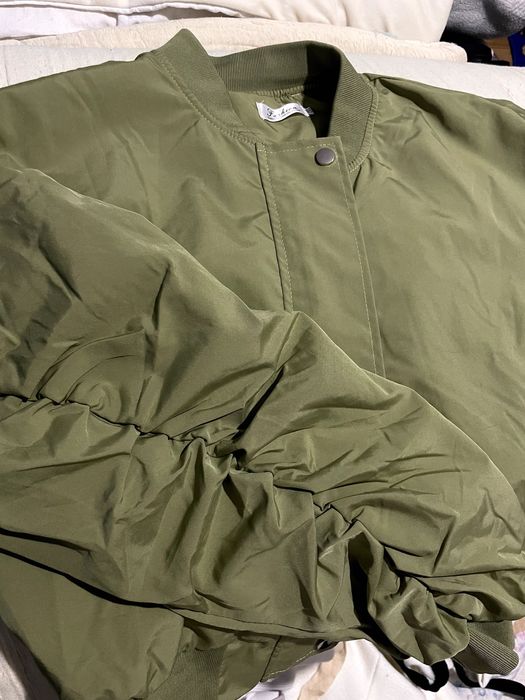 Бомбер                       .