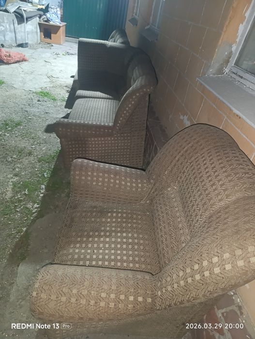 Отдам бесплатно.  Старый диван уголок с креслом