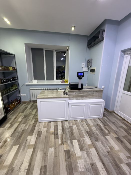 Оборудование для магазина б/у морозильники холодильник стол стелажи.