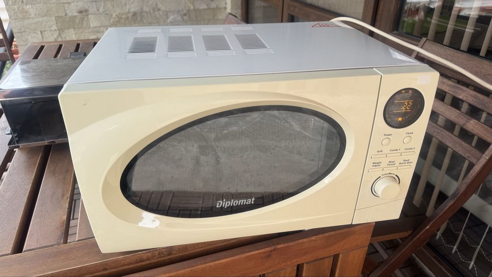 Микровълнова фурна DIPLOMAT