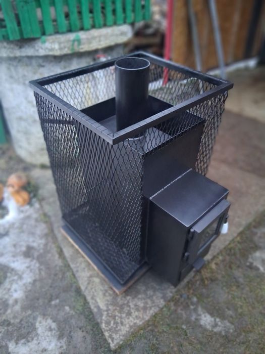 Saună cu sobă pe lemne cu focar exterior și carcasă din plasă