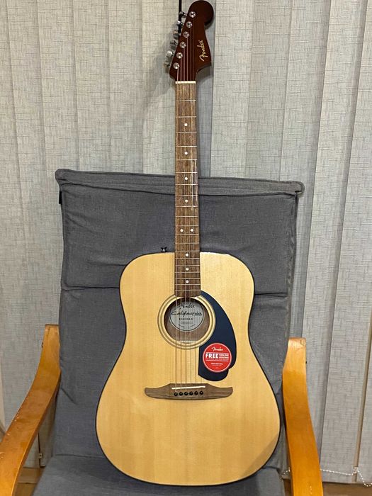 Нова акустична китара Fender California Redondo