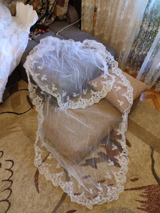 Свадебное платье с фатой и кольцами