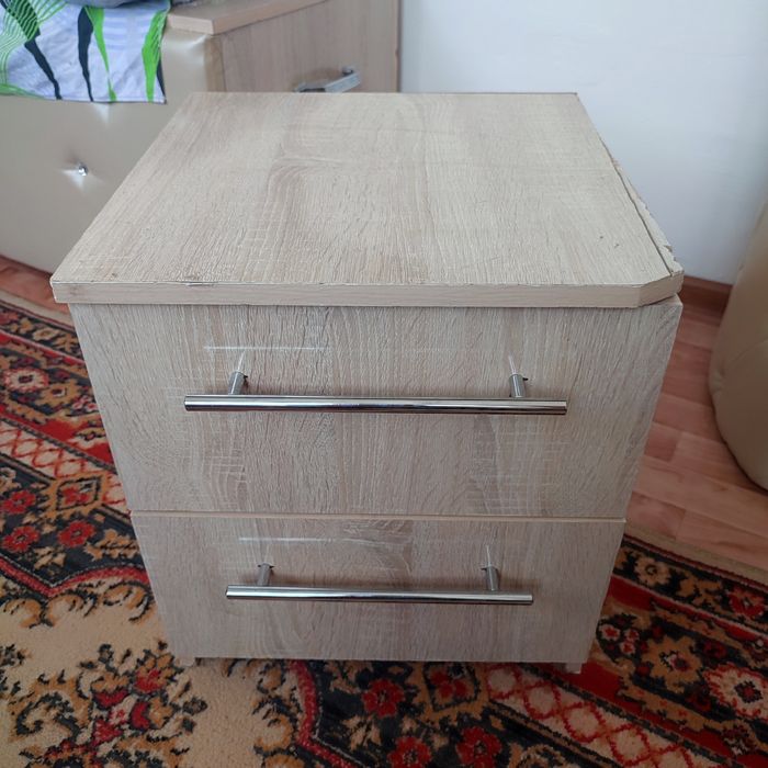 Продам 2 тумбочки прикроватные.