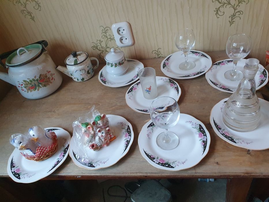 Набор посуды чайники,тарелки