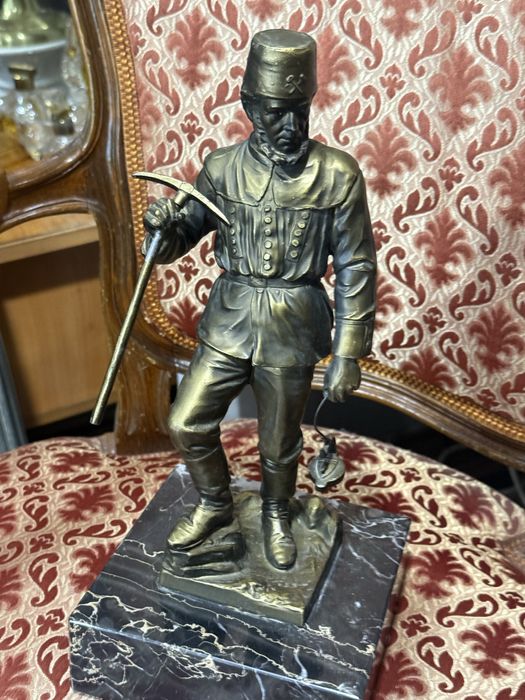 красива бронзова статуетка минъор