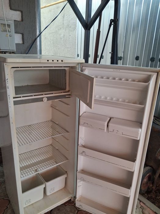 Холодильник с морозильной камерой