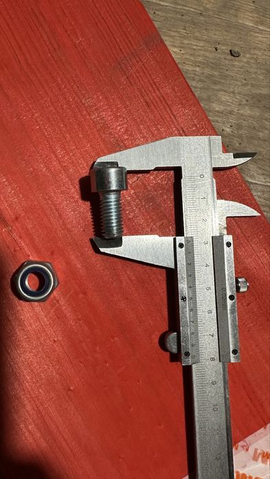 Болт и Гайку стопорную