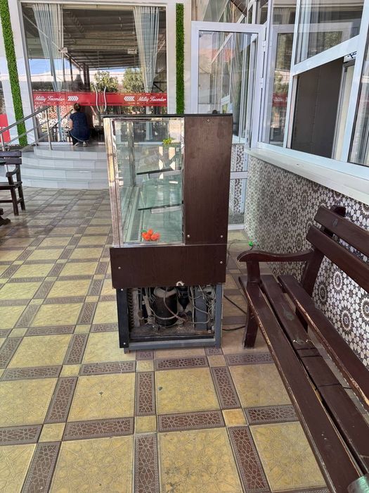 Холодильник витринали