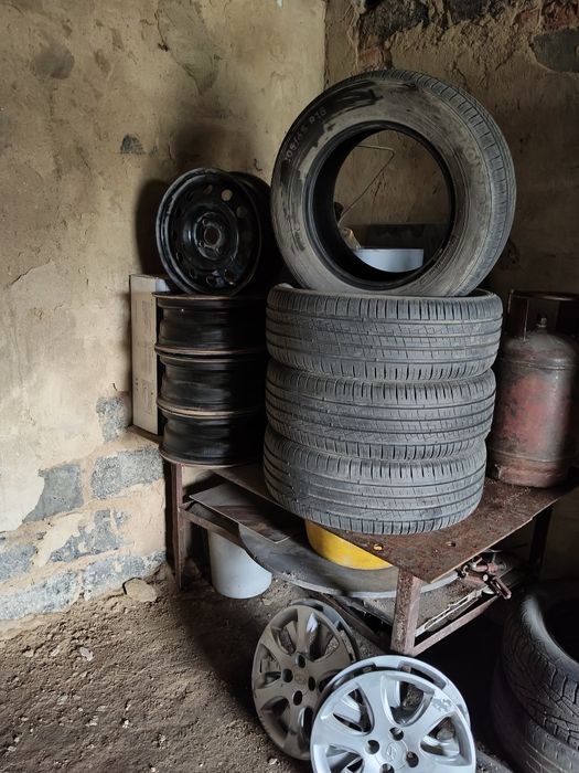 Продам шины комплект с дискоми.