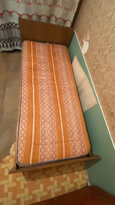 Односпальная кровать.