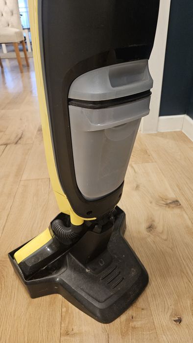 Aspirator vertical cu spalare (mop rotativ) - Karcher