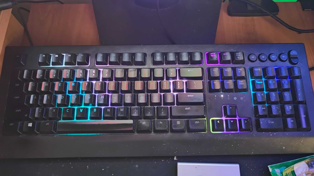 Vând calculator+ periferice GPU 8GB 256bit, CPU RYZEN 7 2700, 16GB RAM