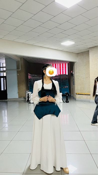 Белое платье с корсетом