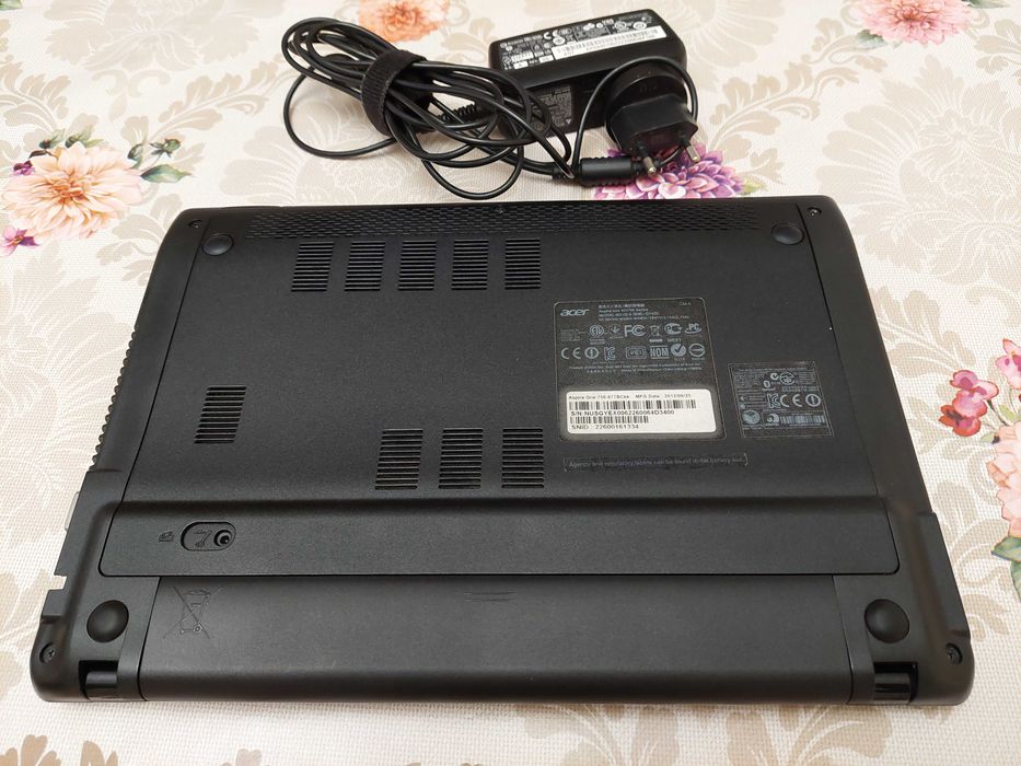 Лаптоп Acer Aspire One 756-877; отлично състояние; с предпазен калъф