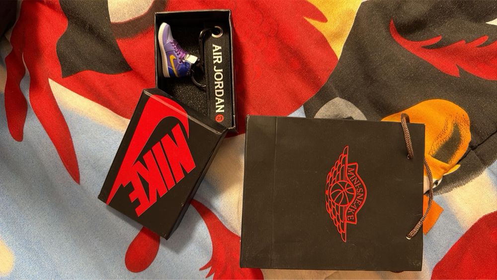 Mini jordan 1 обувка с мини кутия и торбичка.