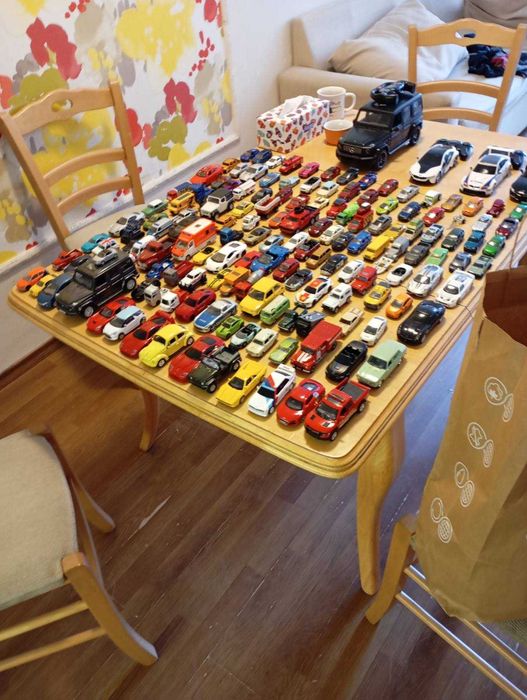 Голяма колекция от метални колички и радиоуправляеми коли